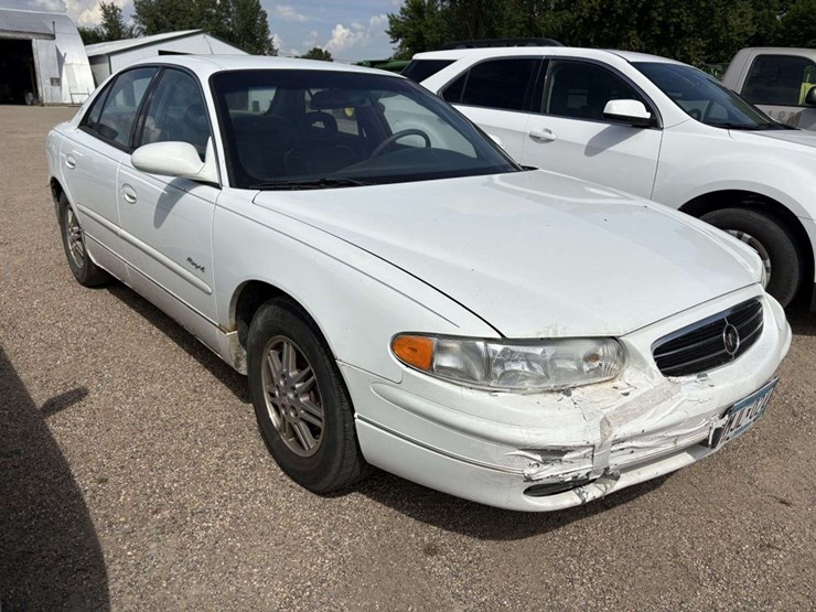 1999-buick-regal-ls-4-door,-3.8l-v6,-215/70r15-tires-on-alloy-wheels,-leather,-power-driver-seat,-am-image-3