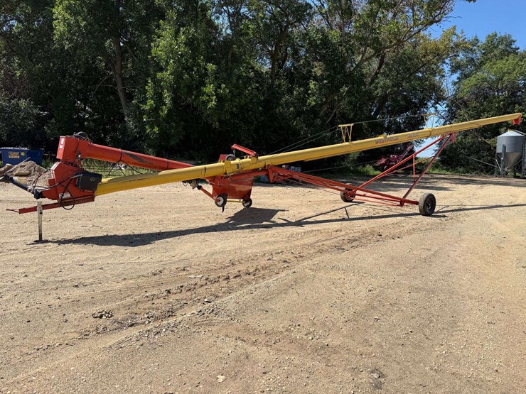 westfield-mk-100-61-auger-with-dual-auger-swing-hopper,-hydraulic-lift,-electric-hopper-walker-with-image-3