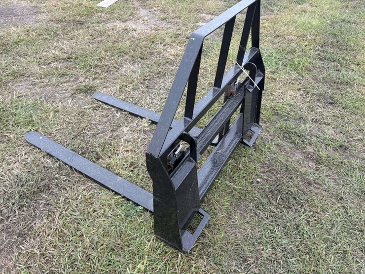 pallet-forks,-48”,-on-46”-carriage,-skidloader-qt,-image-6