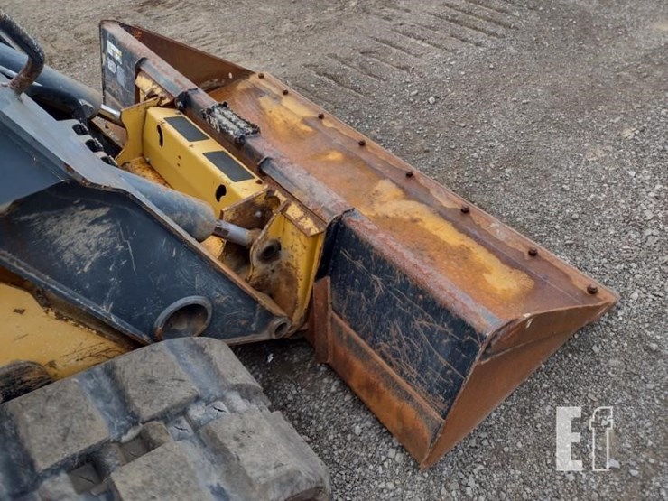 2015-deere-329e-image-17