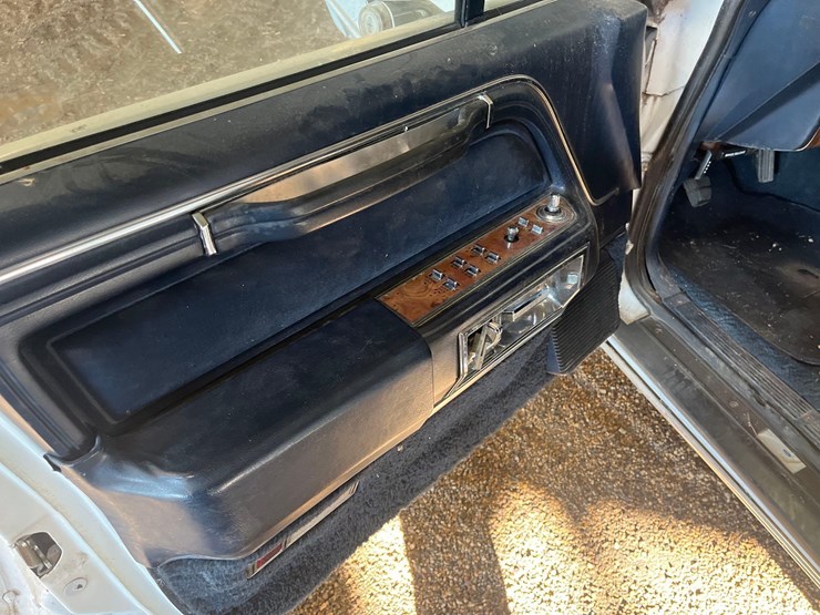 1987-lincoln-town-car-limousine-image-10