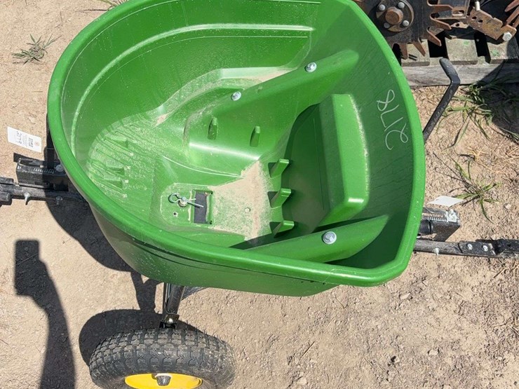 new-john-deere-#60-push-spreader-image-3