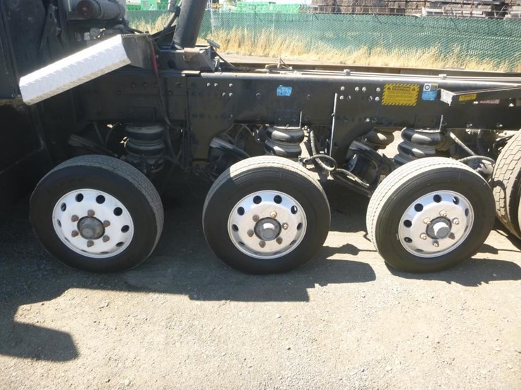 2020-peterbilt-567-image-11