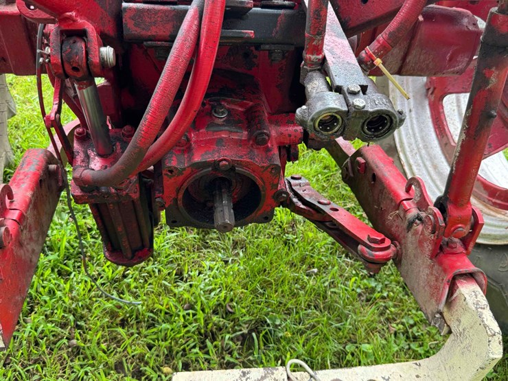 ih-460-tractor-image-15