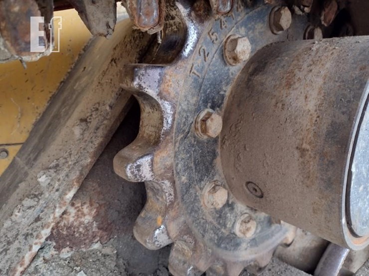 2015-deere-329e-image-21