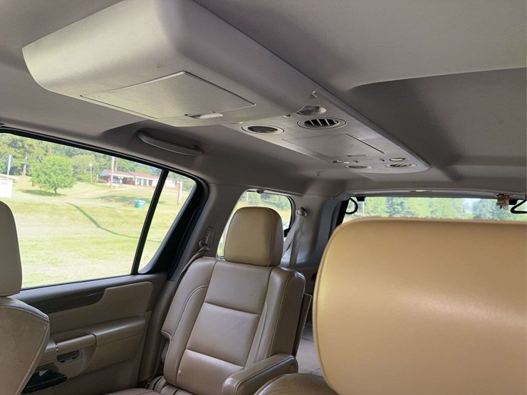 2013-nissan-armada-image-12