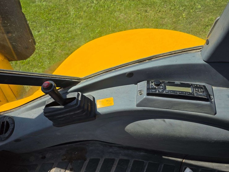 new-holland-lb75-image-47