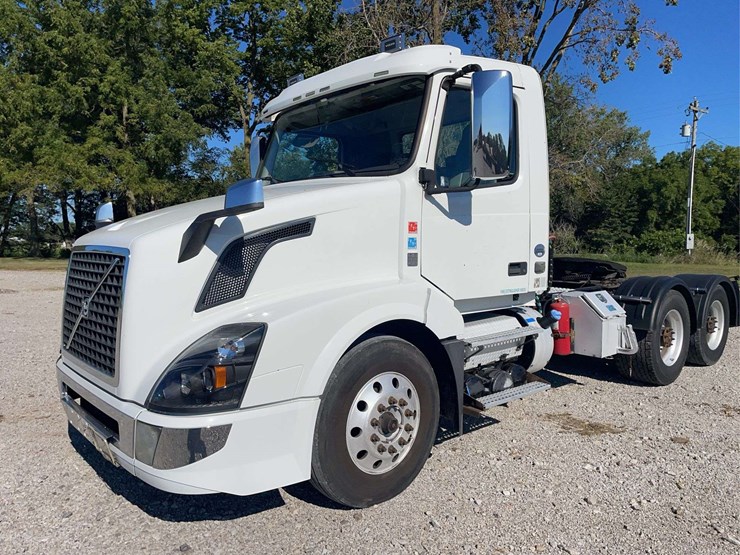 2016-volvo-day-cab-semi-image-53