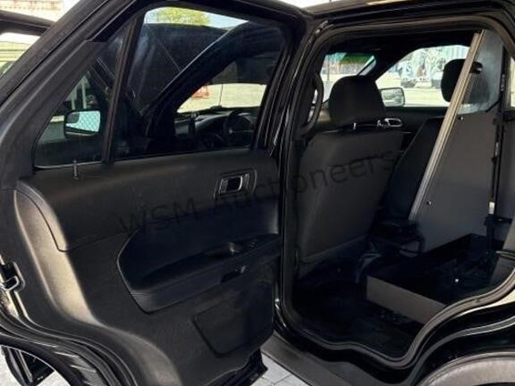 2016-ford-explorer-image-24