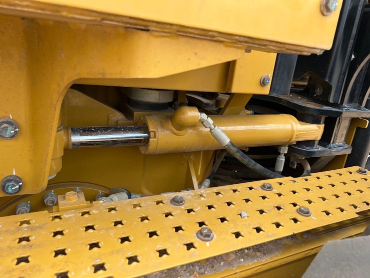 2020-caterpillar-120-image-20