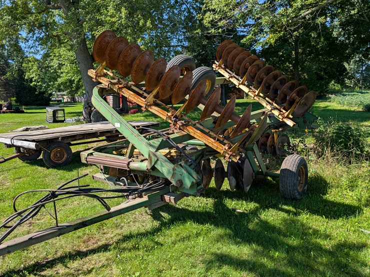 john-deere-220-image-9