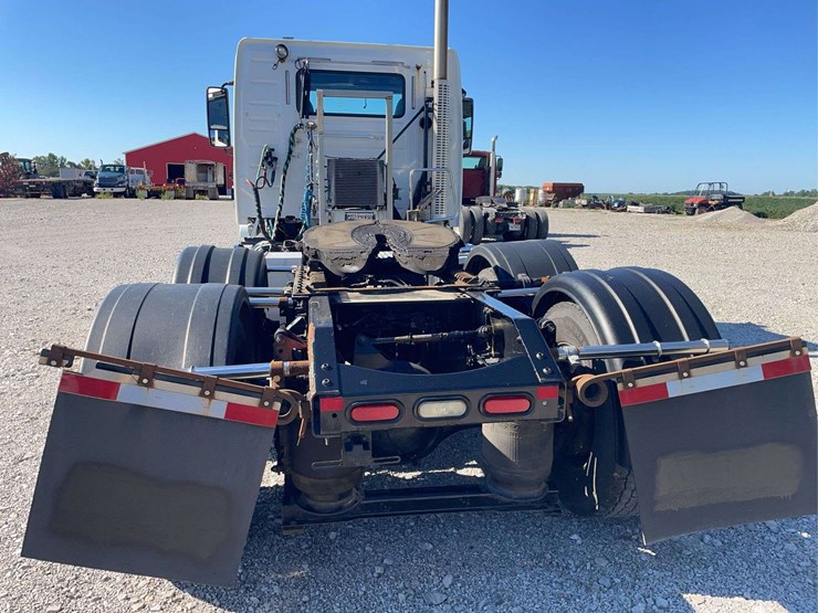 2016-volvo-day-cab-semi-image-41
