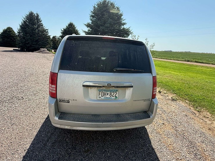 2010-chrysler-town-&-country-image-11