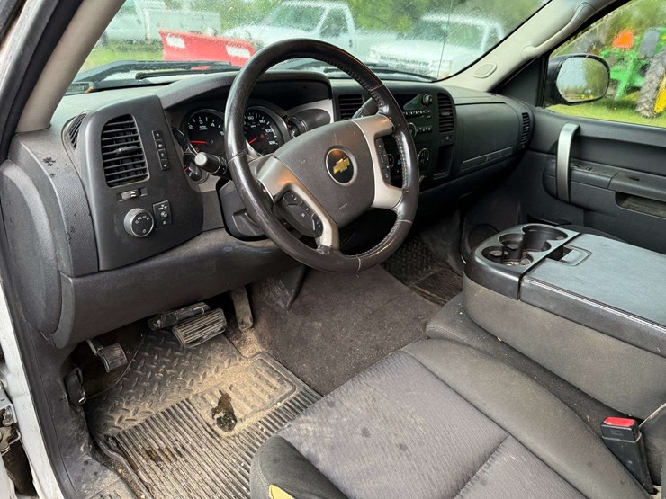 2011-chevrolet-1500-image-24