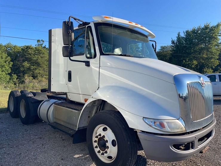 2015-navistar-8600-day-cab-semi-image-31