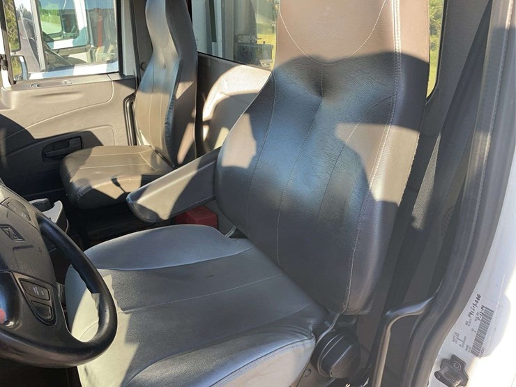 2015-navistar-8600-day-cab-semi-image-56