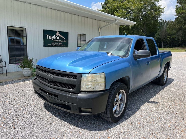 2011-chevrolet-silverado-image-13