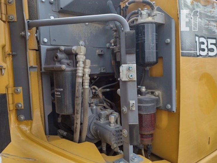 2019-deere-135g-image-46