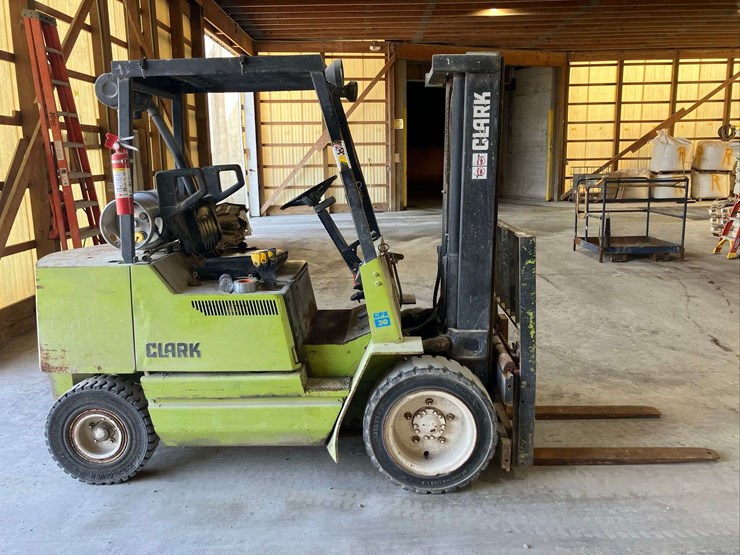clark-gxp30-6000lbs-capacity-forklift-image-1