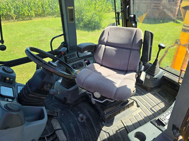 new-holland-lb75-image-37