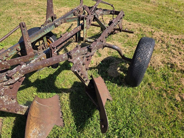 john-deere-3-bottom-plow-image-10