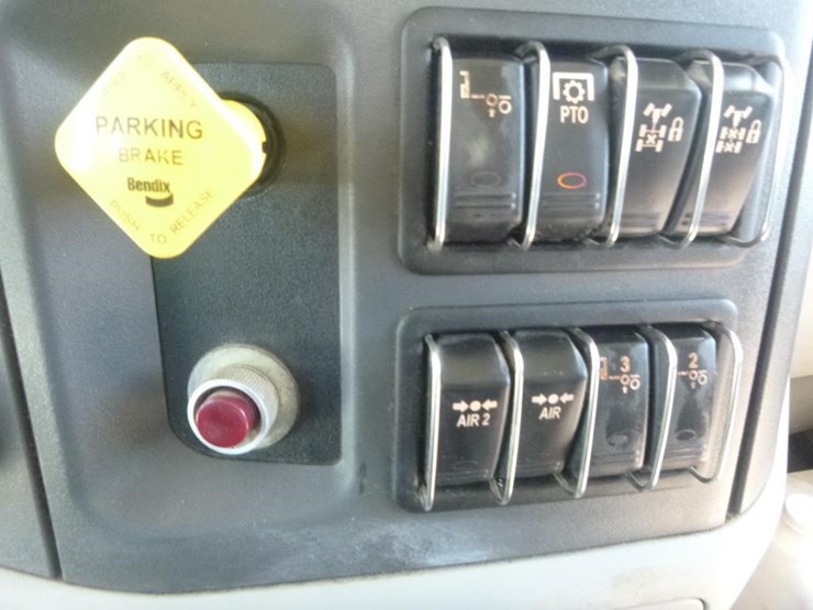 2020-peterbilt-567-image-16