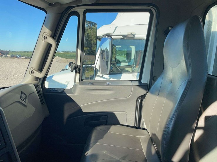 2015-navistar-8600-day-cab-semi-image-49