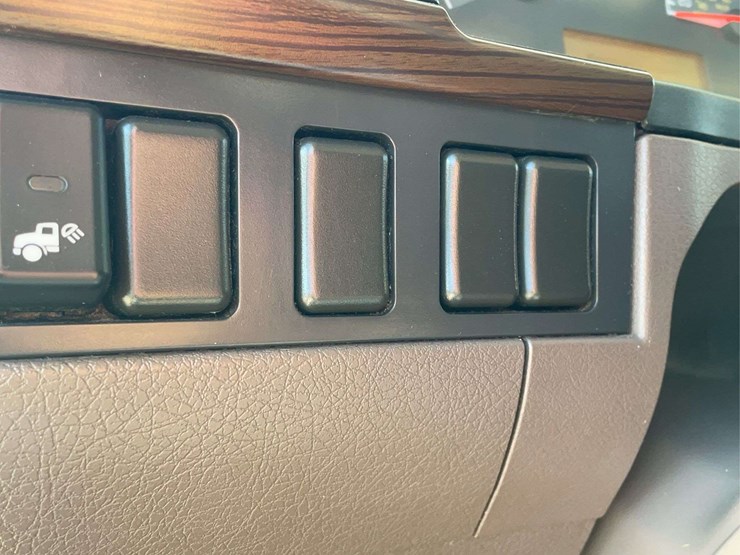 2017-volvo-day-cab-semi-image-26