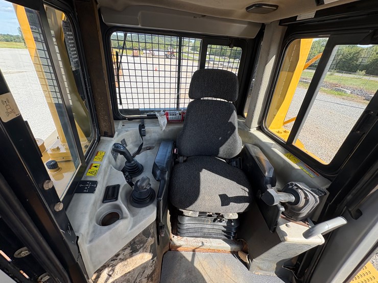 2007-caterpillar-d6t-xl-image-16