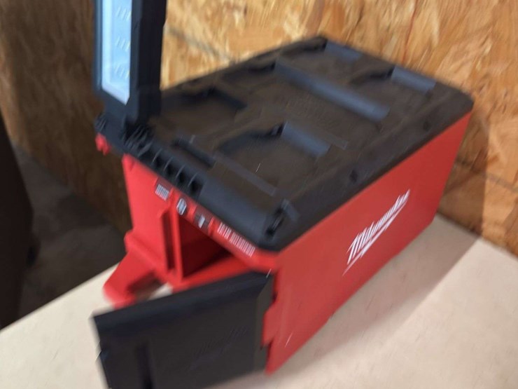 milwaukee-light-&-storage-box-light-image-3