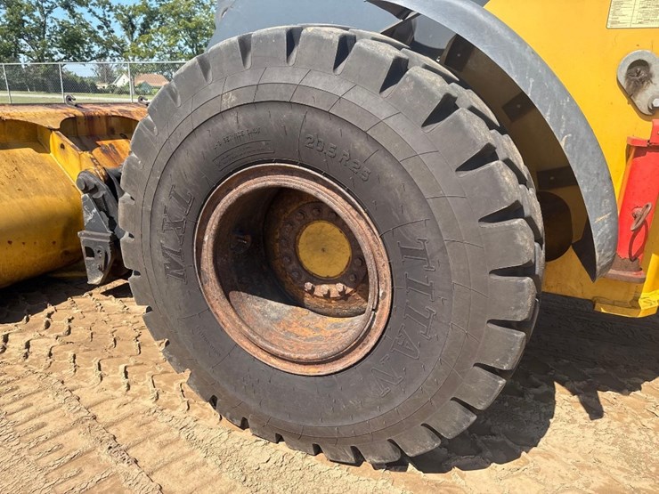 2016-deere-624k-image-10