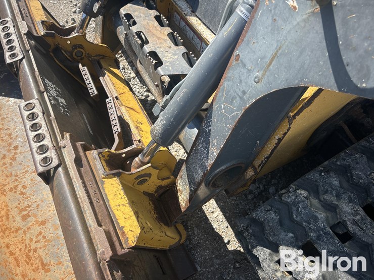 2013-deere-323d-image-14