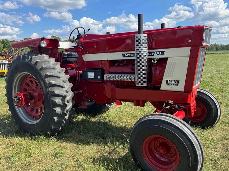 1972-ih-1468-tractor-image-1