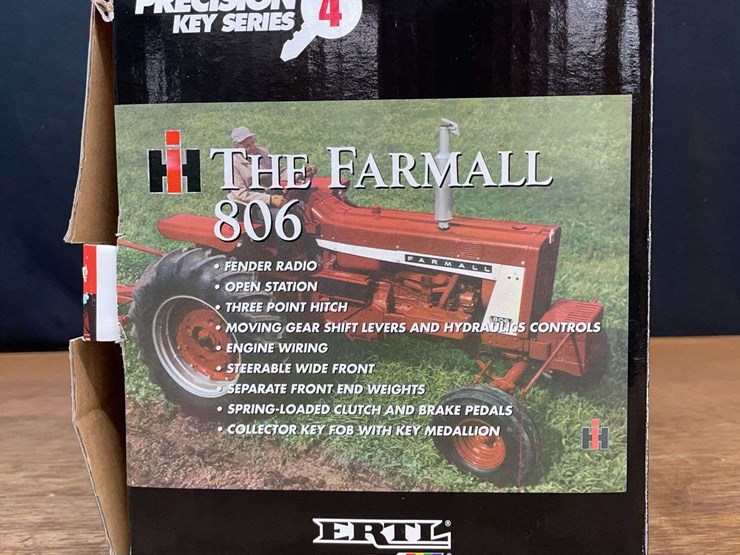 1/16-farmall-806-precision-key-series-nib-ertl-image-5