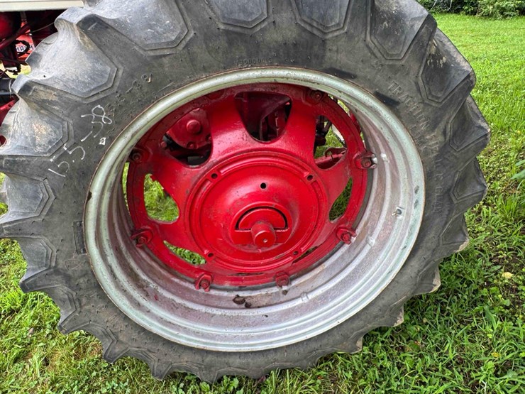 ih-460-tractor-image-17