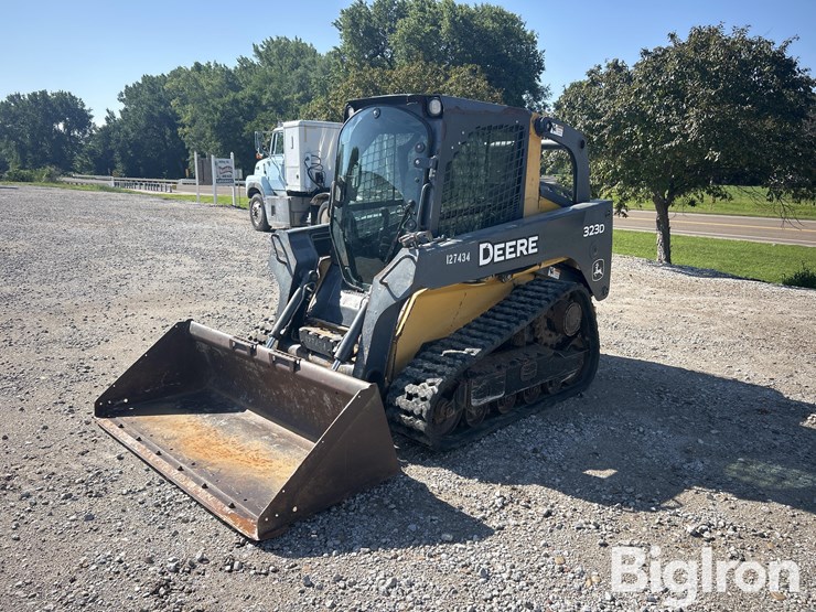 2013-deere-323d-image-1