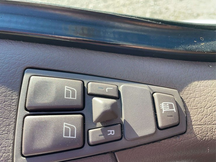 2017-volvo-day-cab-semi-image-29
