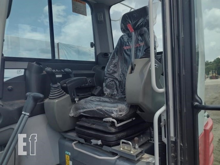 2022-takeuchi-tb290-image-13