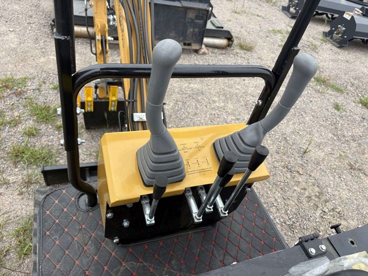 cfg-industrial-h12r-mini-excavator,-13.5-hp,-5.5’-digging-depth,-manual-thumb,-36”-hyd-blade,-16”-bu-image-10