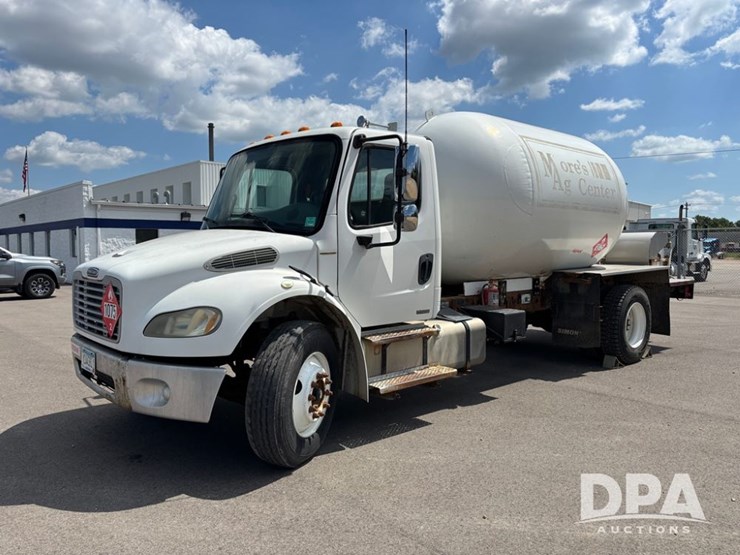 2006-freightliner-business-class-(dr12083)-image-1