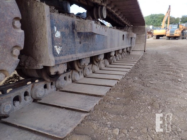 2010-deere-120d-image-39