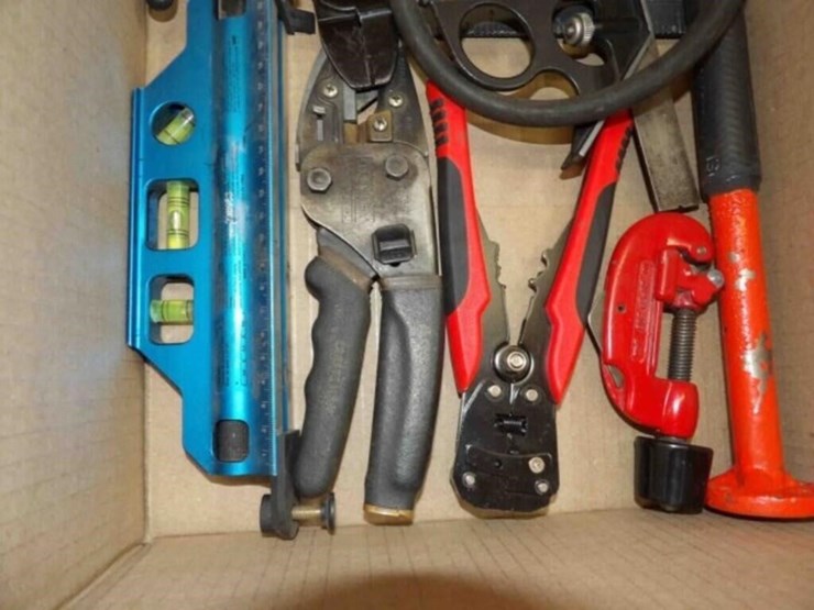 tools---wire-pliers,-level,-pipe-cutter-image-3