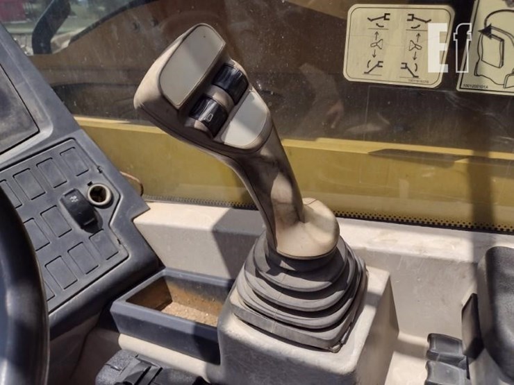 2017-caterpillar-tl1055d-image-8