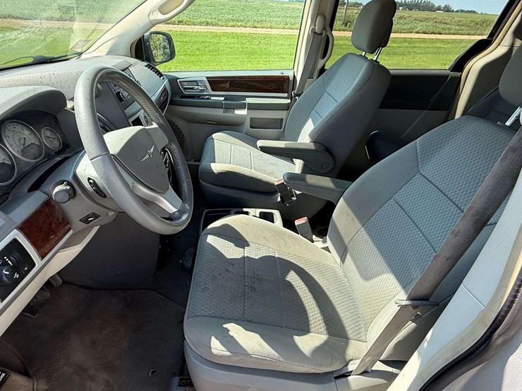2010-chrysler-town-&-country-image-21