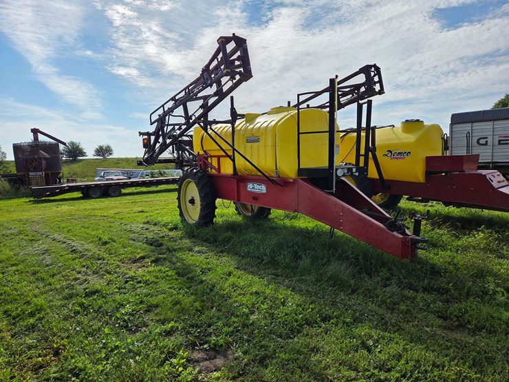 gregson-sprayer,-60’-boom,-adjustable-axles,-1000-gallon-tank,-100-gallon-rinse-tank,-12.4-x-38”-tir-image-1