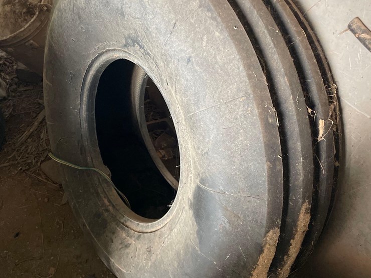 like-new-11.00-16-tire-image-2