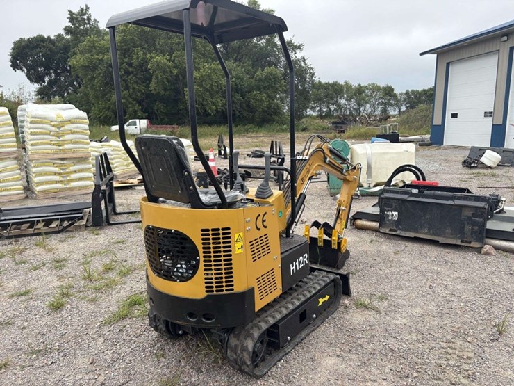 cfg-industrial-h12r-mini-excavator,-13.5-hp,-5.5’-digging-depth,-manual-thumb,-36”-hyd-blade,-16”-bu-image-14