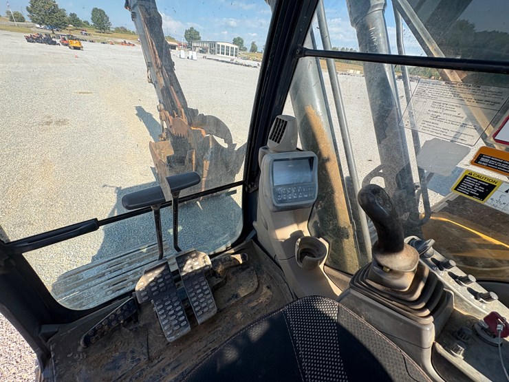 deere-200d-lc-image-21