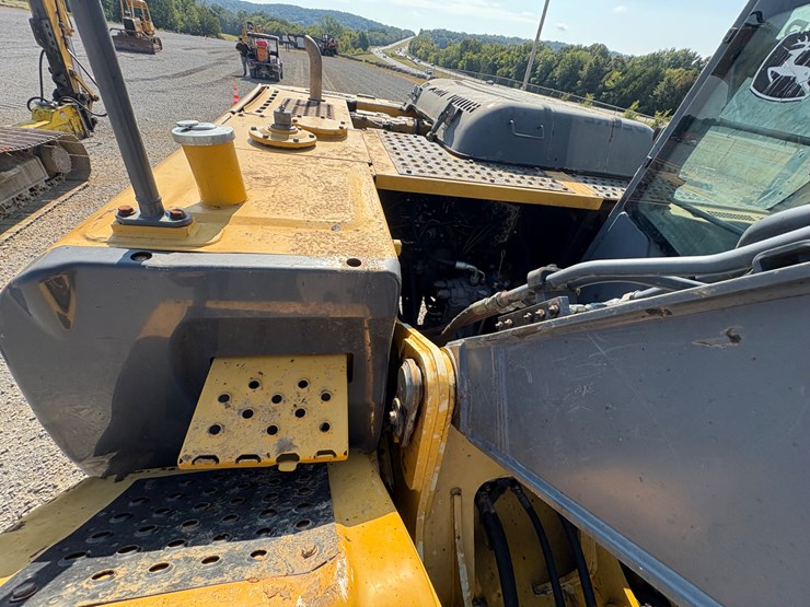 deere-200d-lc-image-17