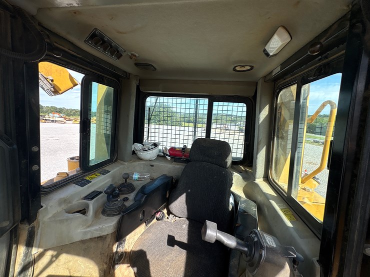 2010-caterpillar-d6t-xl-image-12